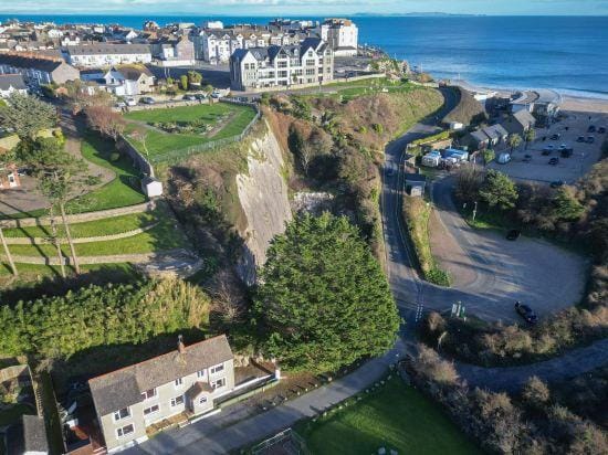 Maytree Cottage - 4 Bedroom Holiday Home - Tenby Hotel in Wales