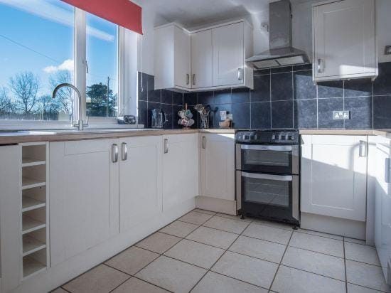 Maytree Cottage - 4 Bedroom Holiday Home - Tenby Hotel in Wales