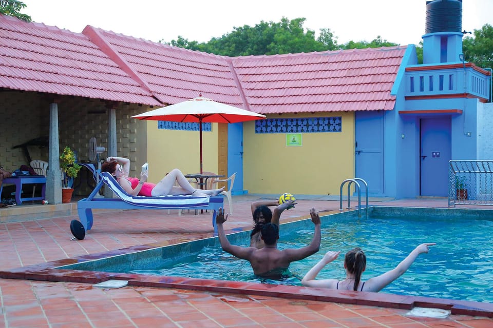 Swimming pool [outdoor]