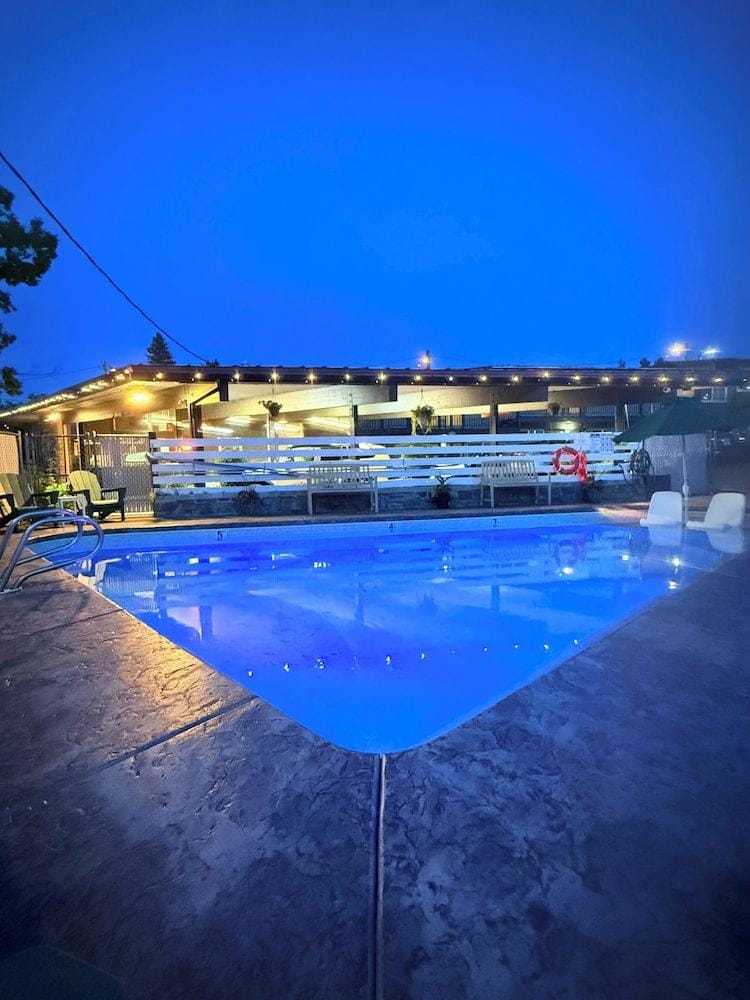 Timbers INN and Suites Motel in Ashland