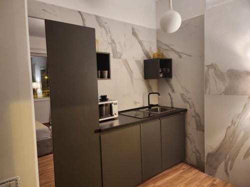 Holding House -Close train station and port Hotel in Salerno