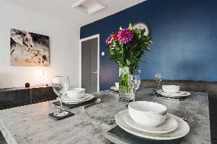 St David's Apartment | Stunning 2 Bedrooms Wi-Fi Hotel in Lytham St Annes
