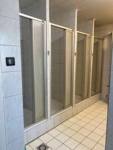 Einfache Schlafmoglichkeit mit Gemeinschaftskuche und Bad Hotel in Hesse