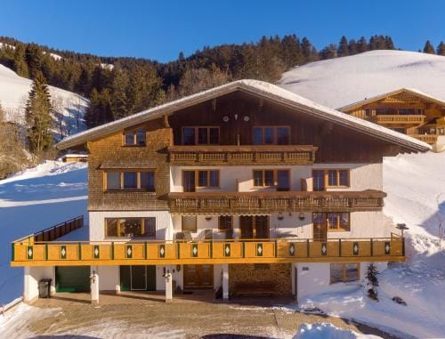 Gastehaus Almhof Hotel in Tyrol