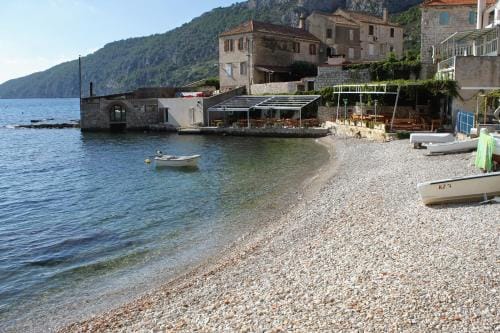 Apartments and rooms by the sea Komiza, Vis - 9722 Hotel in Komiža