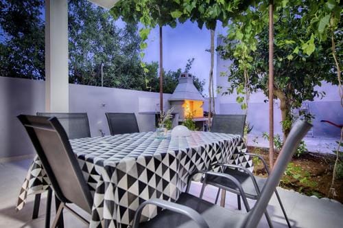 Apartments and rooms by the sea Komiza, Vis - 9722 Hotel in Komiža