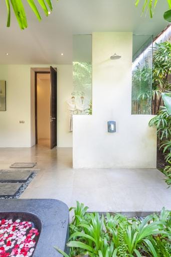 Villa Alice Dua by Villa Finder Hotel in Kuta