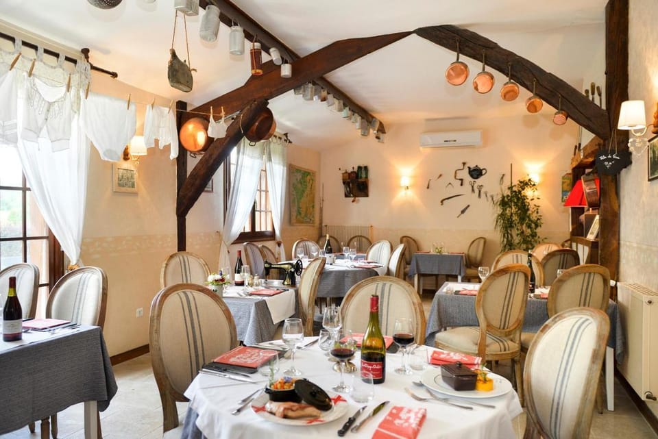 Logis Hotel Restaurant LE VIEUX FUSIL Hotel in Centre-Val de Loire