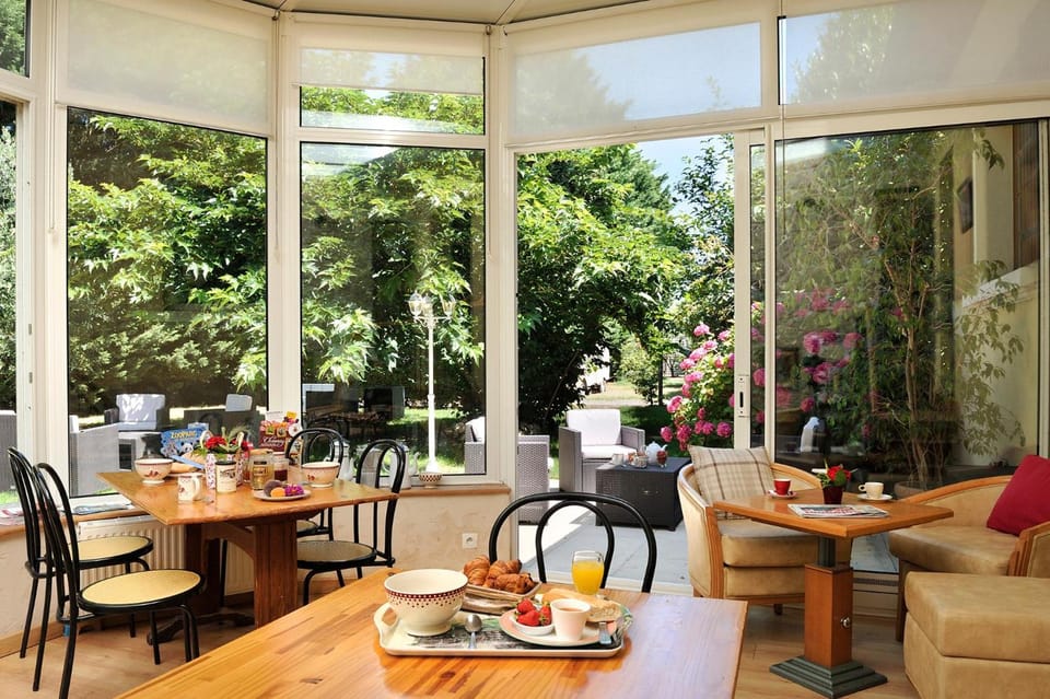 Logis Hotel Restaurant LE VIEUX FUSIL Hotel in Centre-Val de Loire