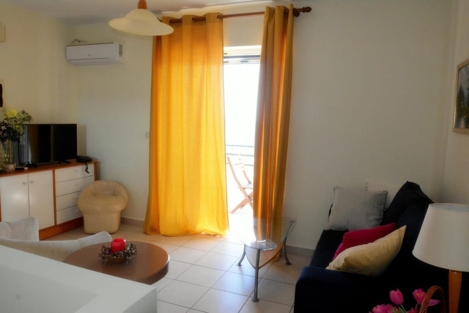 Shared lounge/TV area