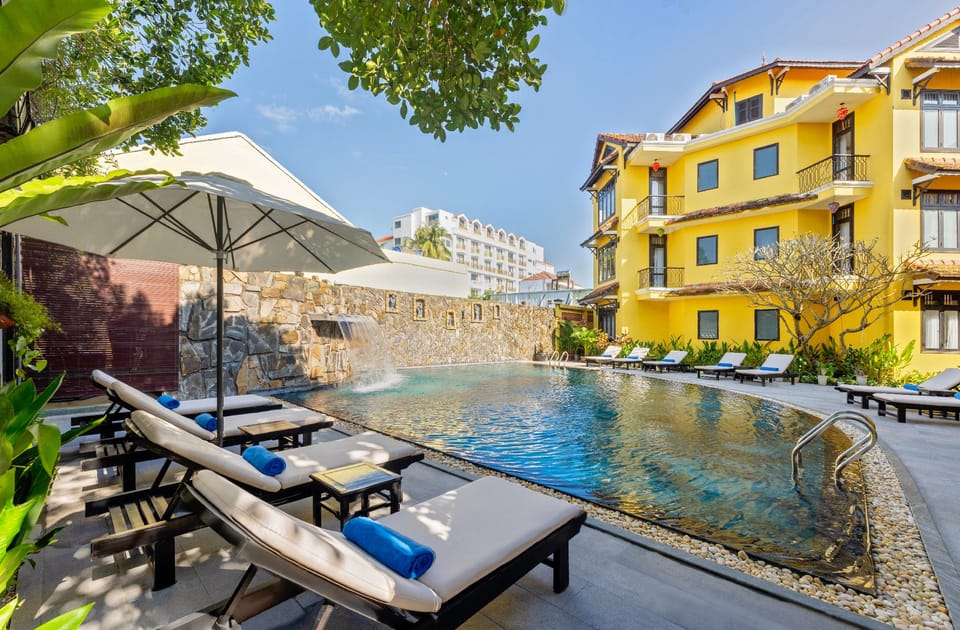Swimming pool [outdoor]