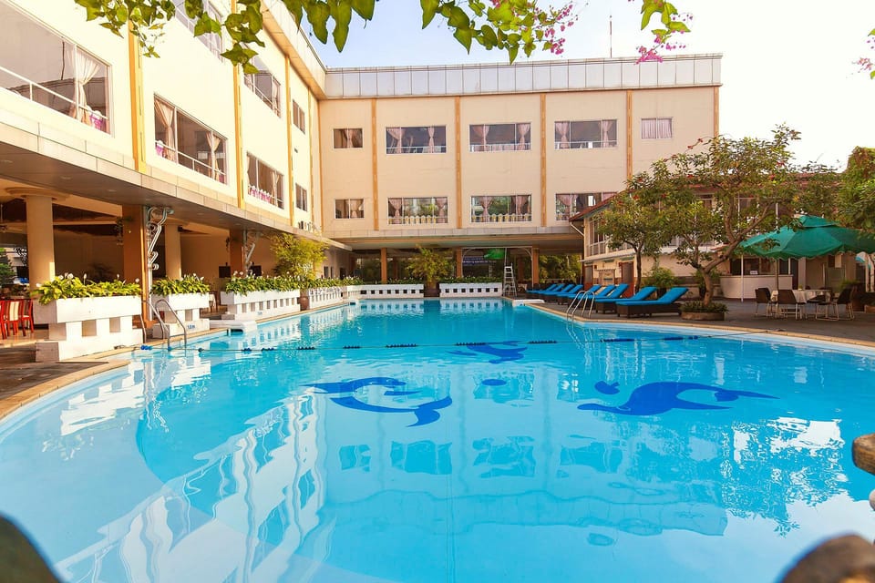 Swimming pool [outdoor]