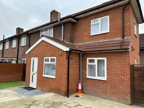 Cosy Smart/Small Double Room in Keedonwood Road Bromley Hotel in Bromley