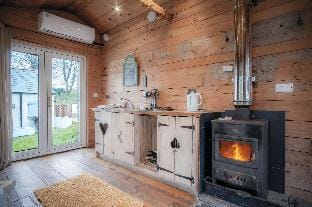 The Hygge Hut - 1 Bed - Freshwest Beach Retreat Hotel in Wales