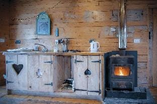 The Hygge Hut - 1 Bed - Freshwest Beach Retreat Hotel in Wales