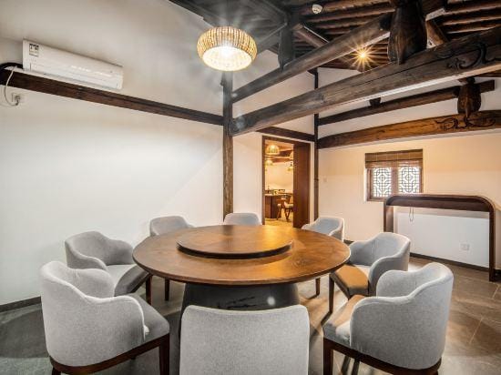 Puyuan Fashion Resort-Themed B&B Hotel in Zhejiang