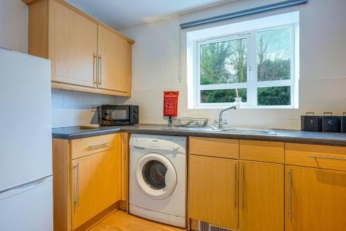 Stylish Apartment Free Parking WiFI Smart TV Hotel in Coventry