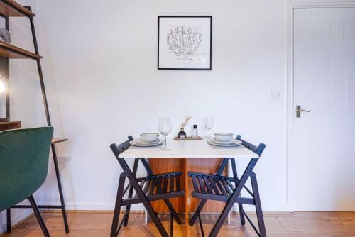 Stylish Apartment Free Parking WiFI Smart TV Hotel in Coventry