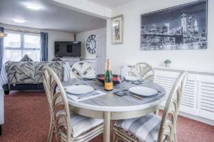 Fulke Street - 2 Bedroom Apartment - Milford Haven Hotel in Wales