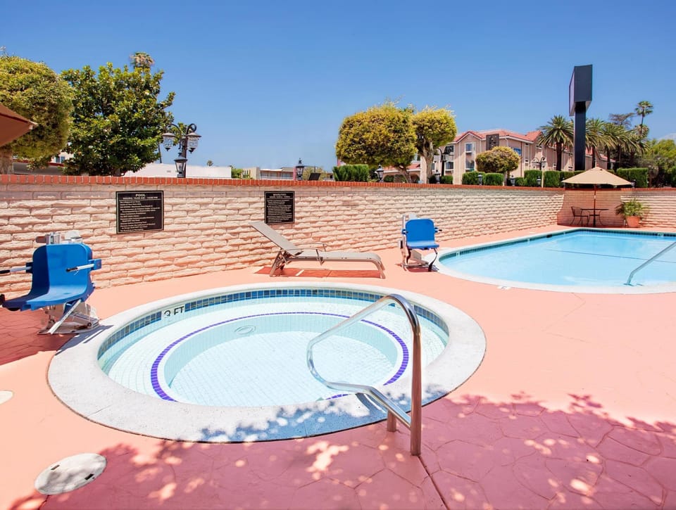 Ramada by Wyndham Pasadena Hotel in Pasadena