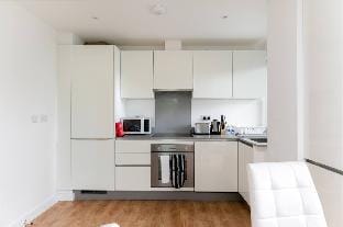 Skyvillion - 1bed Enfield Flat Wbalconyparking Hotel in Enfield