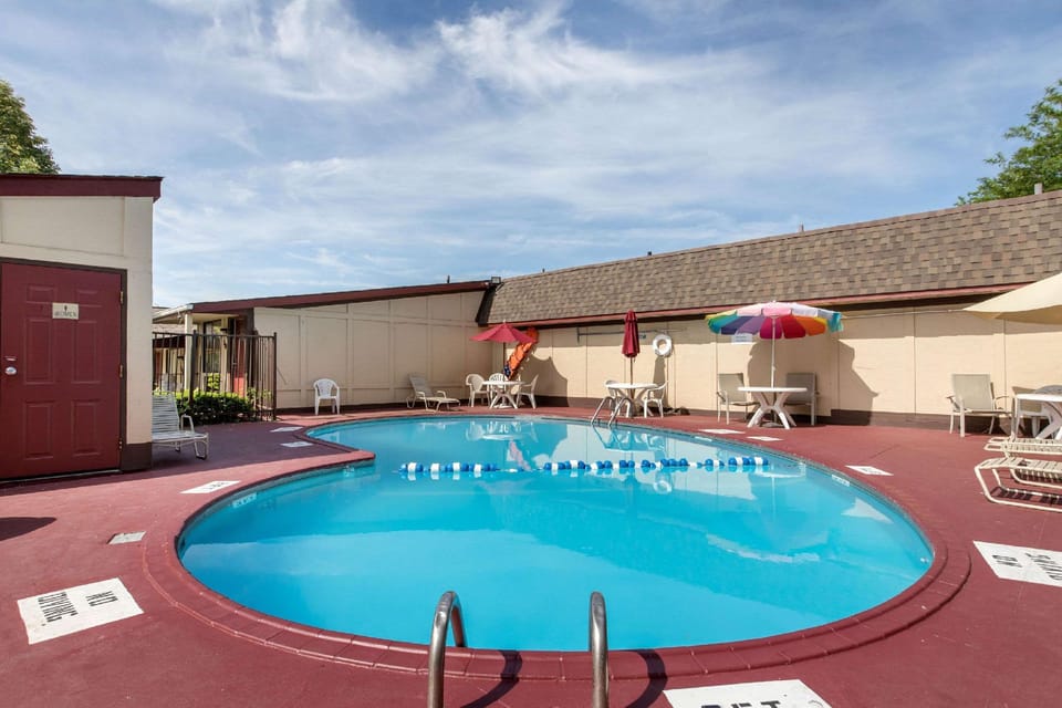 Rodeway Inn Auburn Hills - Detroit Hotel in Auburn Hills