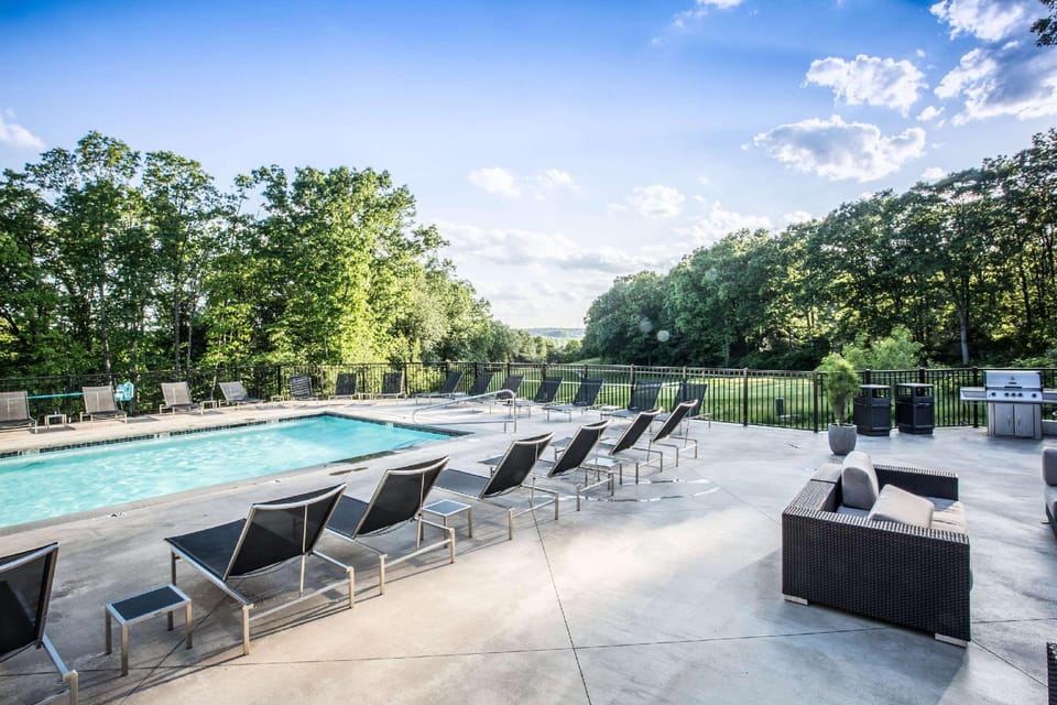 Swimming pool [outdoor]