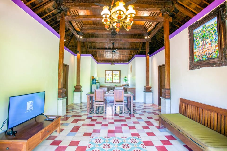Shared lounge/TV area