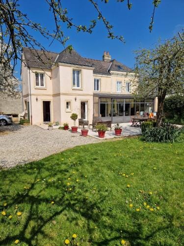 1 chambre 2 personnes dans une maison avec jardin proche centres d'interet et commerces Hotel in Bayeux