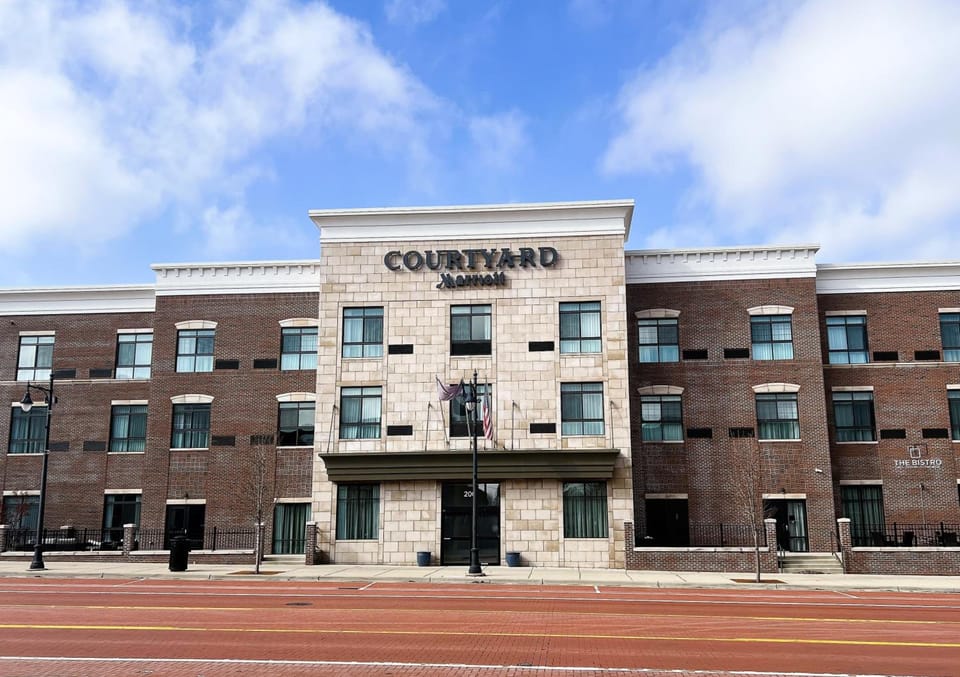 Courtyard by Marriott Albion Hotel in Ohio
