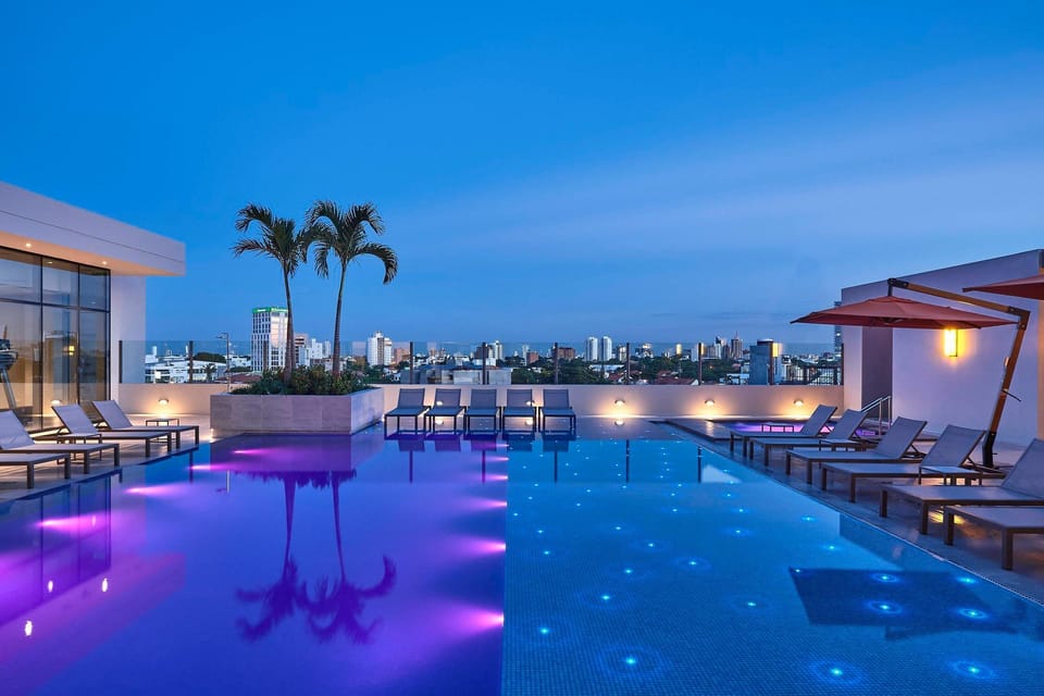 Swimming pool [outdoor]