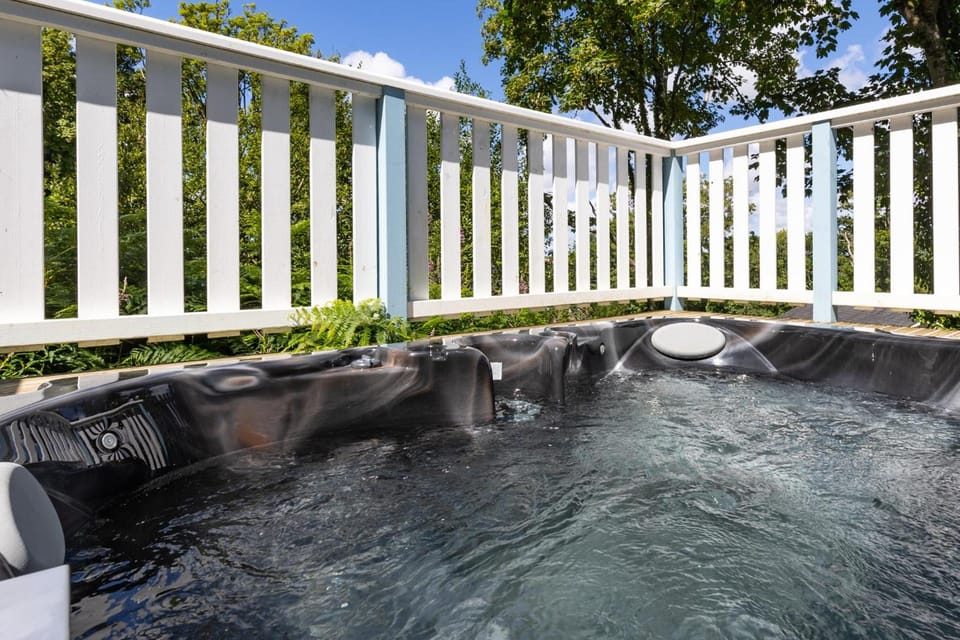 The Bluebell - Luxury Lodge with Hot Tub Lodge in Saint Florence