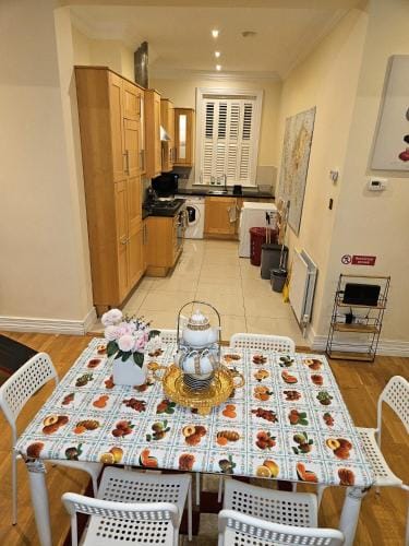LONDON HEATHROW GLAMOUR MANSION HOUSE Hotel in Uxbridge