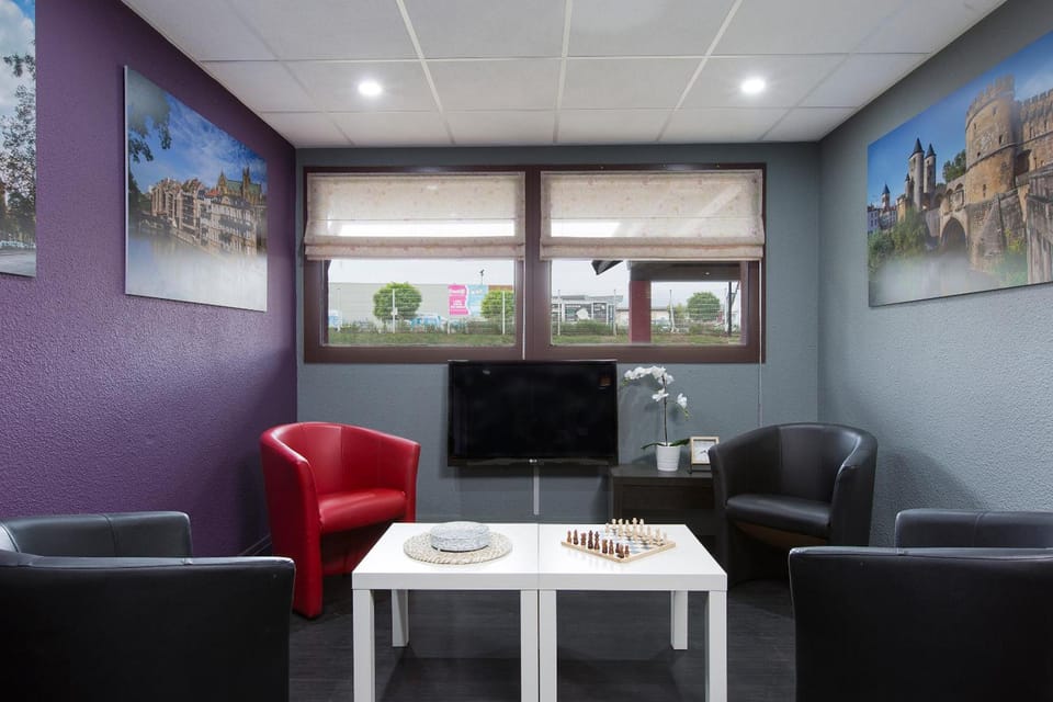 Shared lounge/TV area