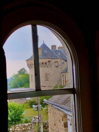 La maison sur les remparts Hotel in Normandy