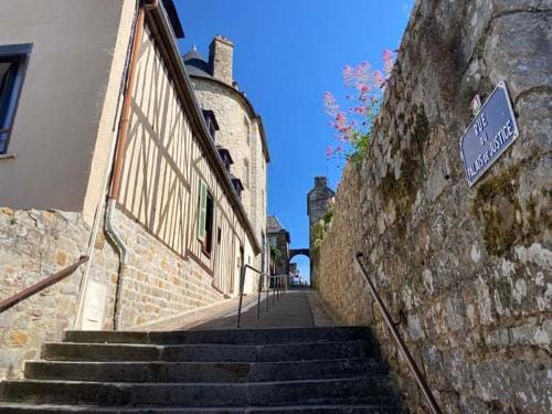 La maison sur les remparts Hotel in Normandy