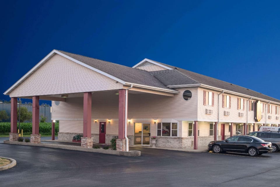 Super 8 By Wyndham Wapakoneta Hotel in Ohio