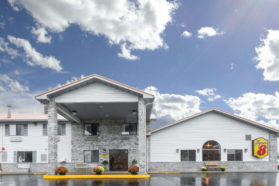 Super 8 By Wyndham Gallipolis Pt Pleasant Area Hotel in Ohio