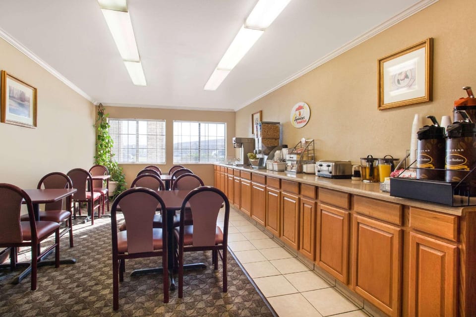 Super 8 By Wyndham Defiance Hotel in Ohio