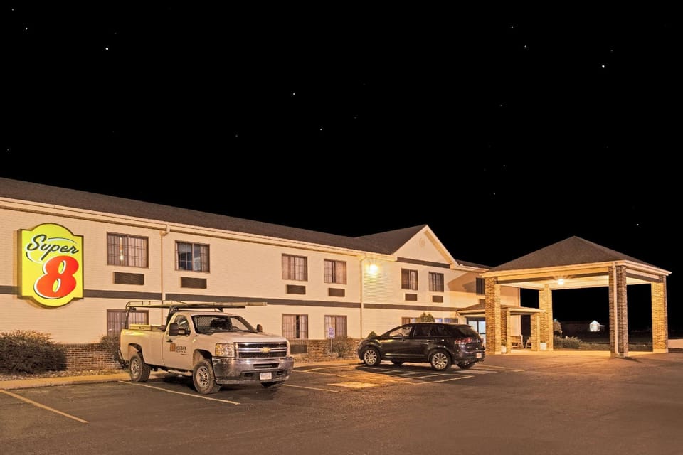 Super 8 By Wyndham Defiance Hotel in Ohio