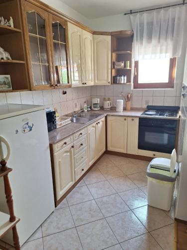 Apartments and rooms with parking space Palit, Rab - 22221 Hotel in Lika-Senj County