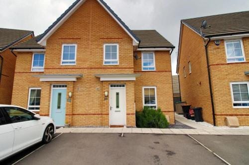 Free Wifi | Parking Access | 3BR Hotel in Wales