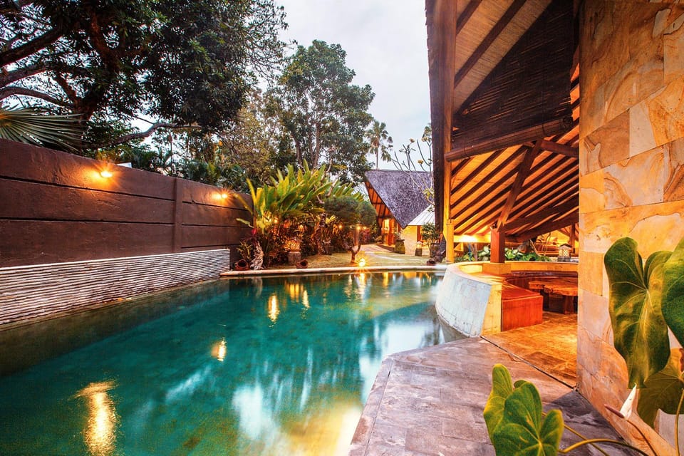 Swimming pool [outdoor]