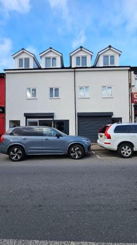 Double Bedroom with private bathroom and shared kitchen Hotel in Oldbury