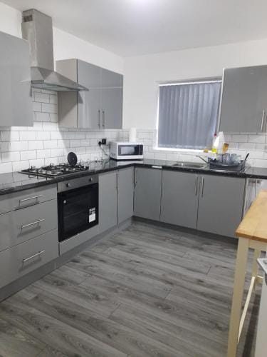 Double Bedroom with private bathroom and shared kitchen Hotel in Oldbury