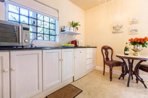 Devon Castle Orchard Cottage Hotel in Stellenbosch