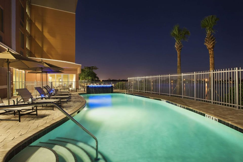 Swimming pool [outdoor]
