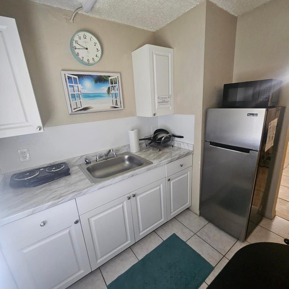 Sebastian Gardens Inn & Suites Hotel in Indian River