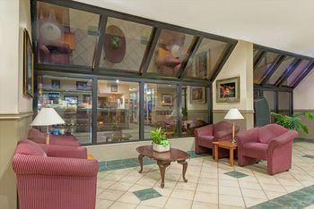 Ramada by Wyndham Niagara Falls Near the Falls Hotel in Niagara Falls
