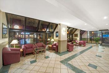 Ramada by Wyndham Niagara Falls Near the Falls Hotel in Niagara Falls